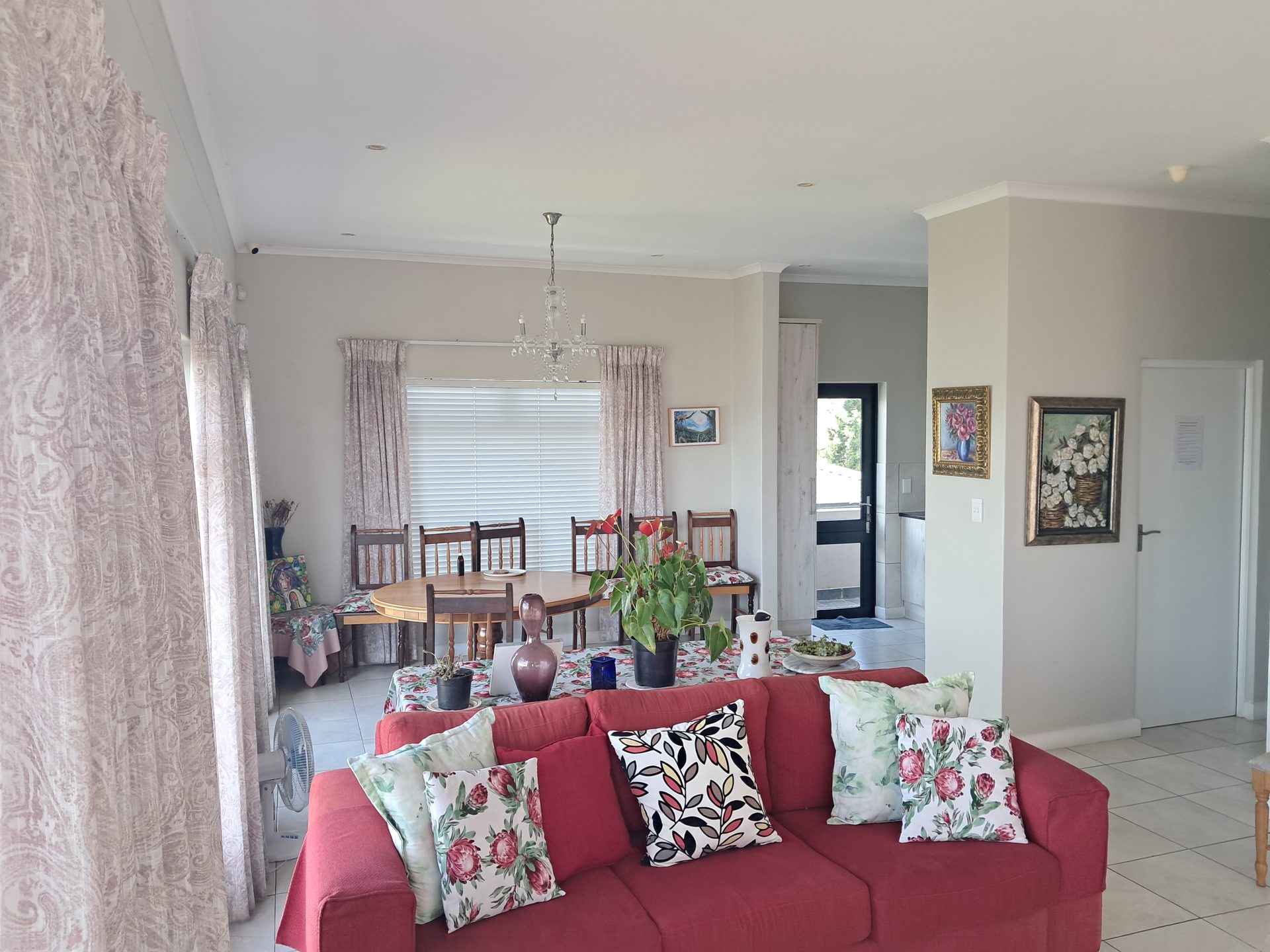 Guest lounge and dining area at Knysna Paradise Guesthouse